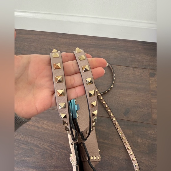 VALENTINO GARAVANI
Rockstud Leather Shoulder Bag - Picture 9 of 13